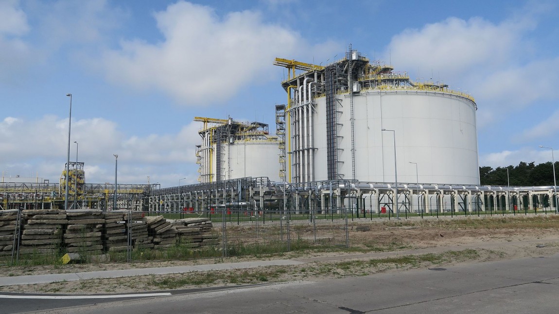 Terminal_LNG_Świnoujście_-_zbiorniki-1.jpg