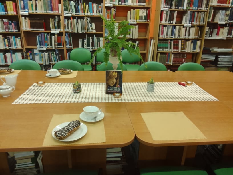W piękne – styczniowe popołudnie 17 .01.22 r. w bibliotece spotkały się nasze Panie   z DKK „Horus” w Dziwnowie .