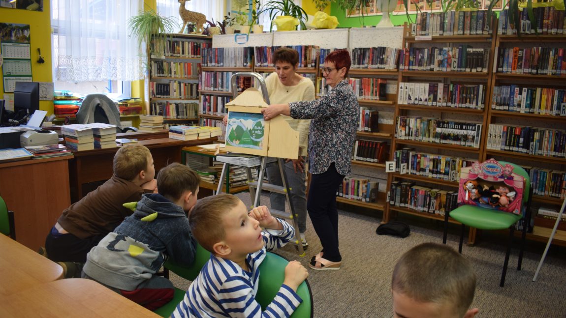 W dniu 29 listopada  przyszły  do biblioteki  przedszkolaki z grupy ’’TYGRYSKI’’ zapoznać się ze  ‘’Światem Teatru’’.