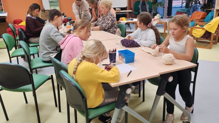 Wczoraj o 16.00 Spotkałyśmy się kolejny raz na “Splotkach i plotkach” w Dziwnowskiej Bibliotece w Ramach programu BLISKO – BLISKO KULTURY, BLISKO NAS , BIBLIOTEKA.