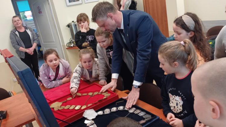 Drugi dzień FERII w BIBLIOTECE -4 lutego 2025 Glut, czyli slime – sprawdź, jak zrobić modną masę plastyczną! AUDIENCJA U PANA BURMISTRZA ŁUKASZA DZIOCHA.