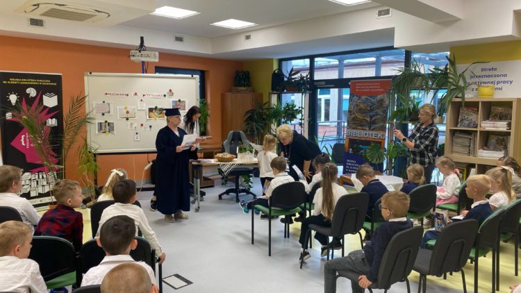 15 maja 2025 powitaliśmy w naszych progach Panią Dyrektor Przedszkola Promyk Słońca wraz z przyszłymi Absolwentami 2025 i ich Wychowawczyniami.