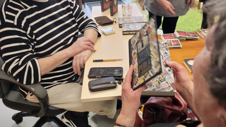 2 maja 2025 o godzinie 17.00 w MBP w Dziwnowie w Ramach Programu BLISKO KULTURY, BLISKO NAS, BIBLIOTEKA – i CYKLU SPOTKAŃ „ODKRYWCY WYOBRAŹNI” – spotkaliśmy się z krytykiem filmowym, dziennikarzem i jednym z najważniejszych współczesnych znawców i komentatorów kultury popularnej – TOMASZEM RACZKIEM. Spotkanie miało oryginalny na dzisiejsze czasy temat: „EKRAN W PROSZKU – DLACZEGO PRZENOSIMY SIĘ Z TELEWIZJI DO YOUTUBA?”.