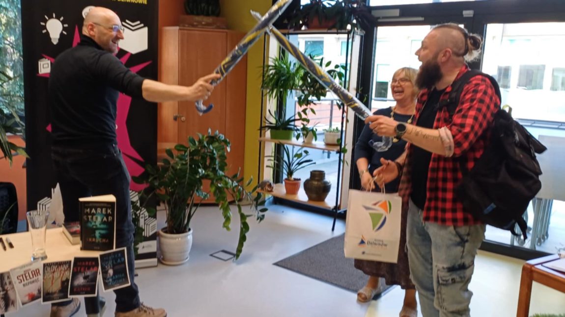 13 maja w Ramach Programu Blisko Kultury, Blisko nas, Biblioteka – Spotkania Odkrywcy Wyobraźni – gościliśmy w naszych progach jednego z najpopularniejszych pisarzy kryminałów MARKA STELARA ze Szczecina.