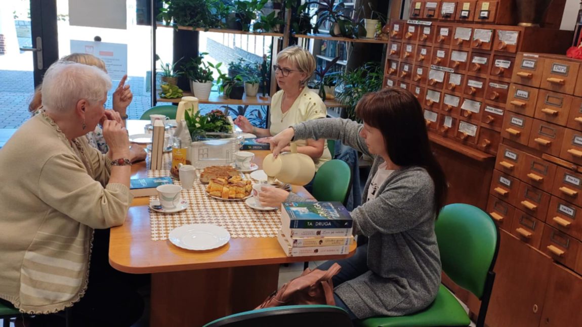 SPOTKANIE DKK – HORUS 20.05.2025	 ,,Biblioteka .Lubię tu być.” To hasło promujące biblioteki w całej Polsce i wybrane na obchody Tygodnia Bibliotek w 2025 roku.