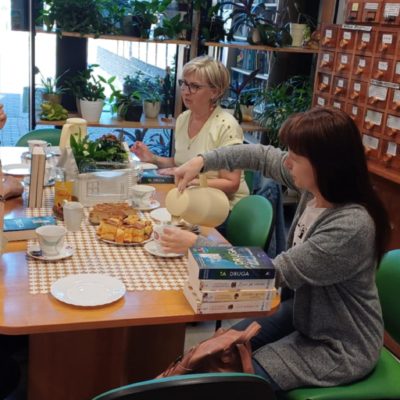 SPOTKANIE DKK – HORUS 20.05.2025 ,,Biblioteka .Lubię tu być.” To hasło promujące biblioteki w całej Polsce i wybrane na obchody Tygodnia Bibliotek w 2025 roku.