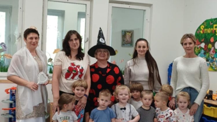 W dniu 13 .11. dwie tajemnicze Postacie –  udały się w odwiedziny do Smerfów z Przedszkola „ Promyk Słońca „ w Dziwnowie.