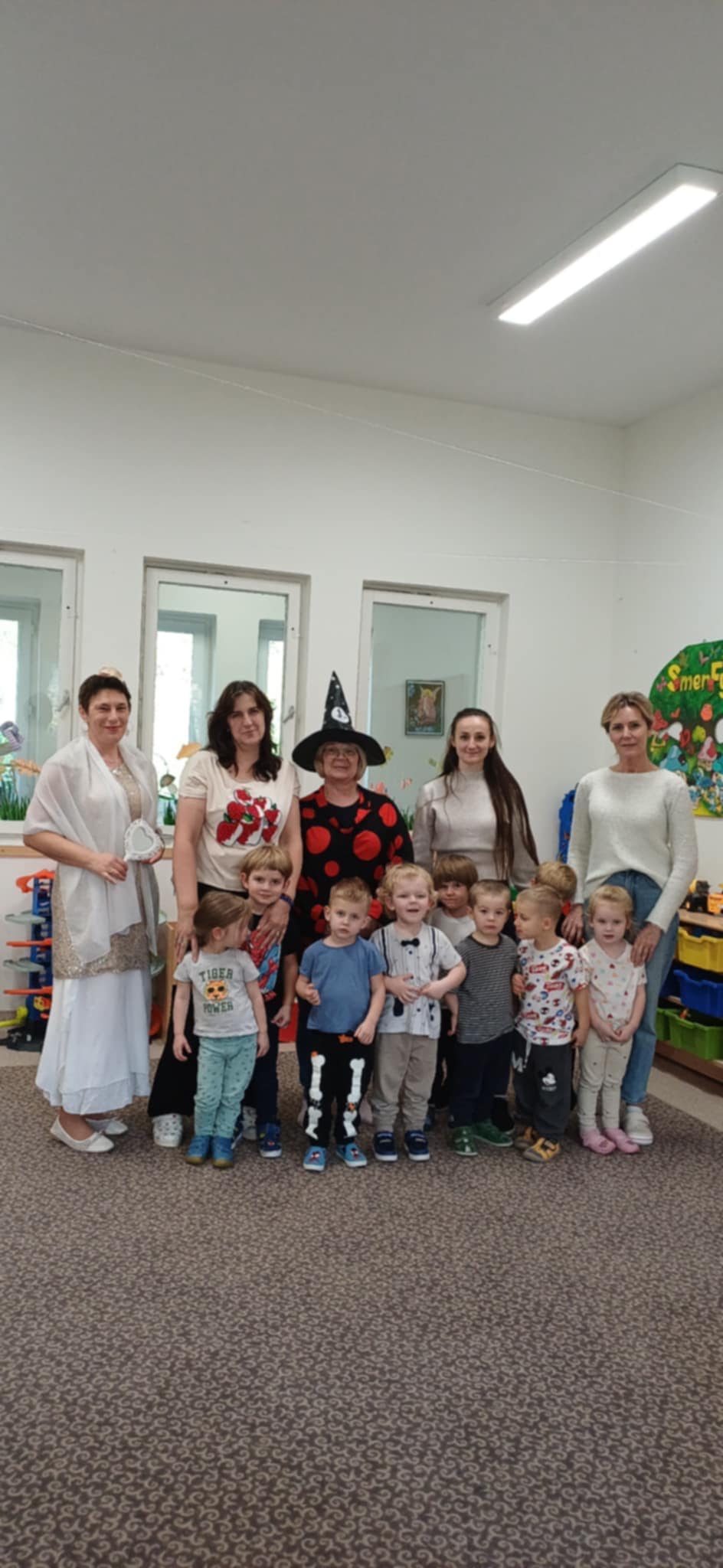 W dniu 13 .11. dwie tajemnicze Postacie – udały się w odwiedziny do Smerfów z Przedszkola „ Promyk Słońca „ w Dziwnowie.