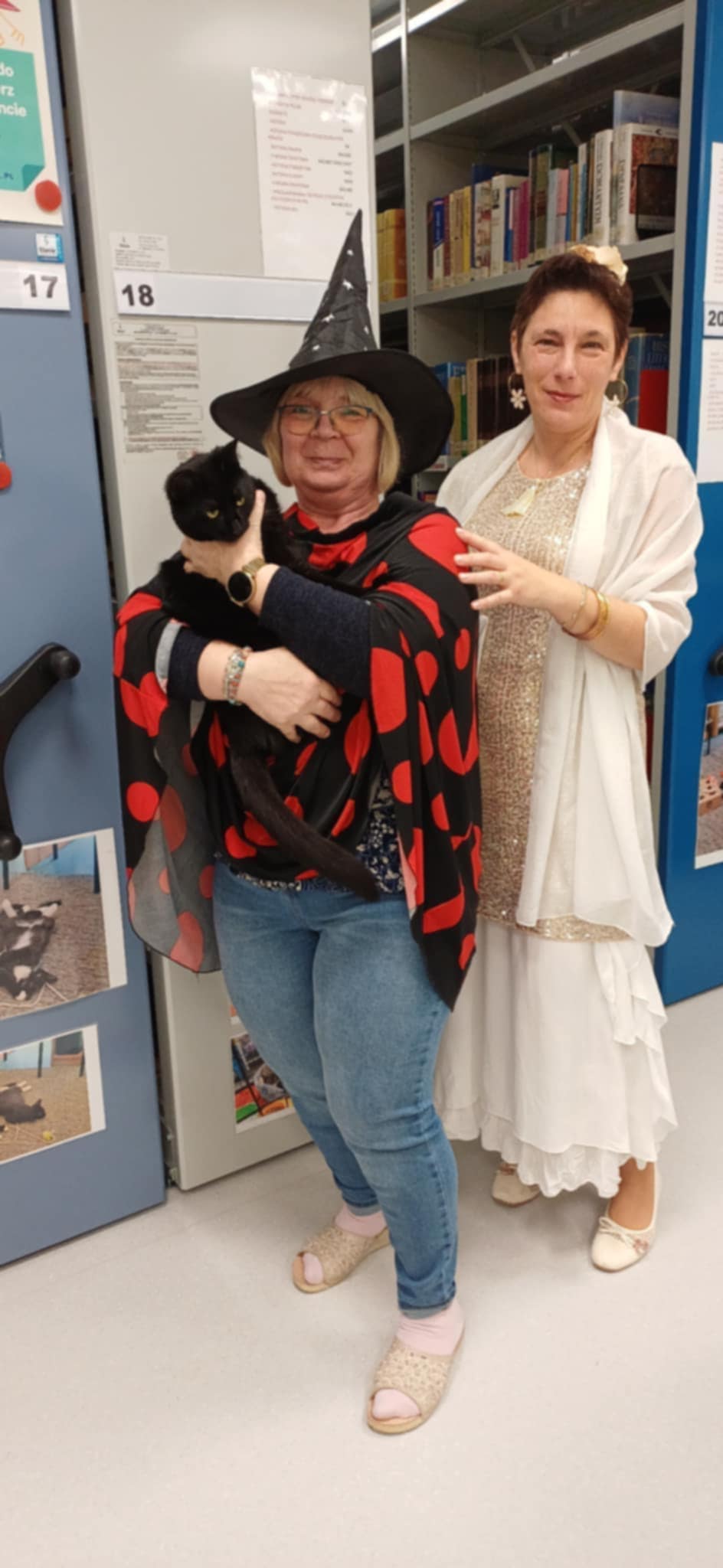 Bajki , baśnie i bajeczki……..Temat który jest tak bardzo bliski dzieciom. W dniu 13. 11. odwiedziły nas w bibliotece dzieci z grupy „Gumisie” z Przedszkola Publicznego” Promyk Słońca” w Dziwnowie.