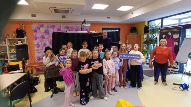 Warsztaty i pokaz iluzji z Piotrem Szumnym 10 lutego w Miejskiej Bibliotece Publicznej w Dziwnowie odbyły się warsztaty połączone z pokazem iluzji – FERIE 2026 w MBP w Dziwnowie.