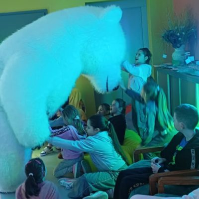 Zabawa LED&Light Show 11 lutego w Publicznej Bibliotece Miejskiej w Dziwnowie odbyło się niezwykłe wydarzenie – pokaz LED&Light Show przeprowadzony przez grupę Światłoogień Kids.