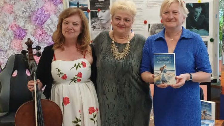 26 maja 2026 w Bibliotece w Dziwnowie – w Dniu Matki – mieliśmy podwójną, bardzo atrakcyjną imprezę :  Spotkanie autorskie z DANUTĄ CHLUPOWĄ – autorką m.in. “Pielęgniarki. TAJNY SZPITAL” poprzedzony pięknym KONCERTEM NA VIOLONCZELI w wykonaniu BOGUSŁAWY WUJCIK ze Szczecina.