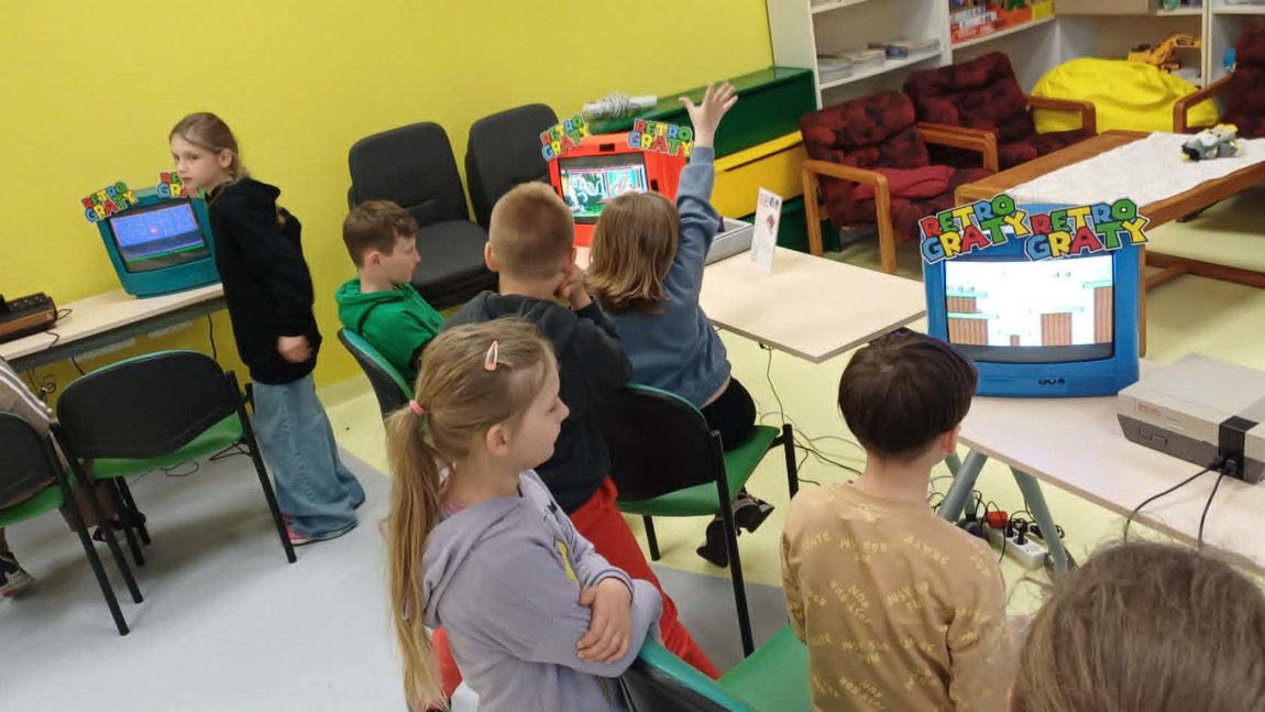 W poniedziałek 11 maja 2026 od 10.00 do19.00 gościliśmy w Bibliotece – RETRO GRATY
