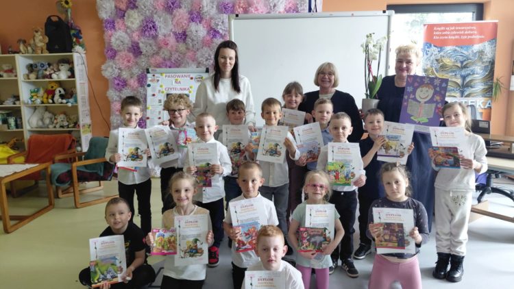 W TYGODNIU BIBLIOTEK – w Bibliotece Miejskiej w Dziwnowie – 13 maja 2026 – przyszli Absolwenci Przedszkola „Promyk Słońca” – zostali PASOWANI NA CZYTELNIKA MBP.