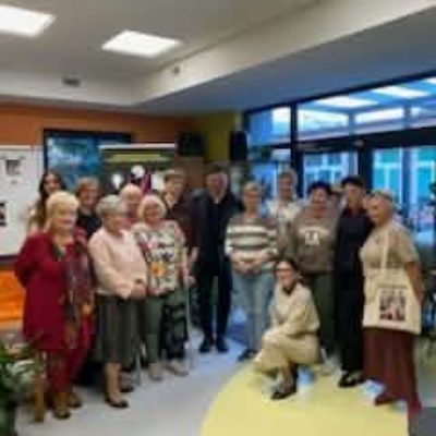 To była fantastyczna niedziela 11.10.2026 – przed 14.00 do naszej Biblioteki przyjechał długo wyczekiwany Autor 50 – ciu książek (komedii kryminalnych) Alek Rogoziński wraz ze swoim Menagerem Pawłem Płaczkiem.